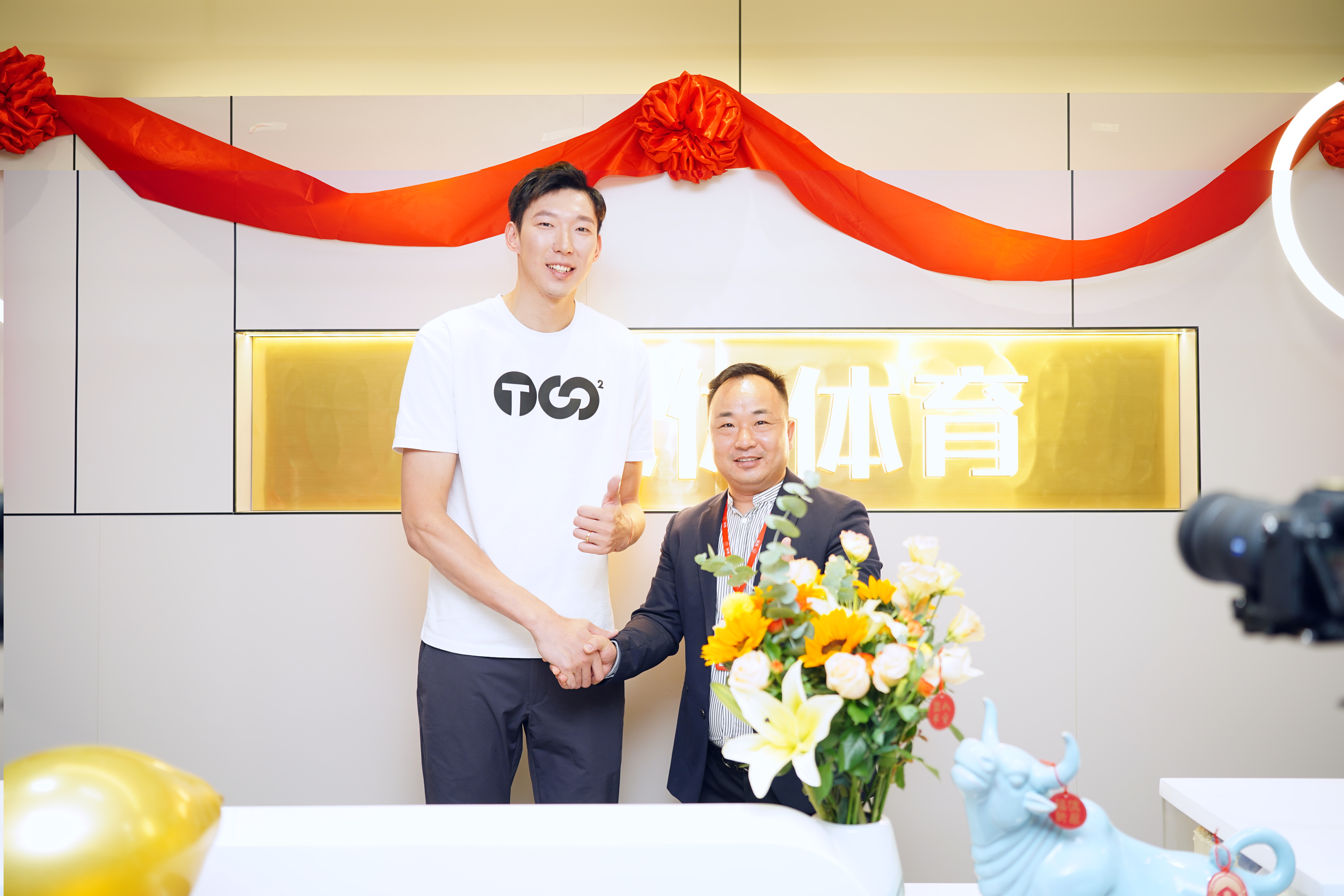 天游TY8线路检测体育乔迁盛典隆重举行，代言人周琦出席典礼